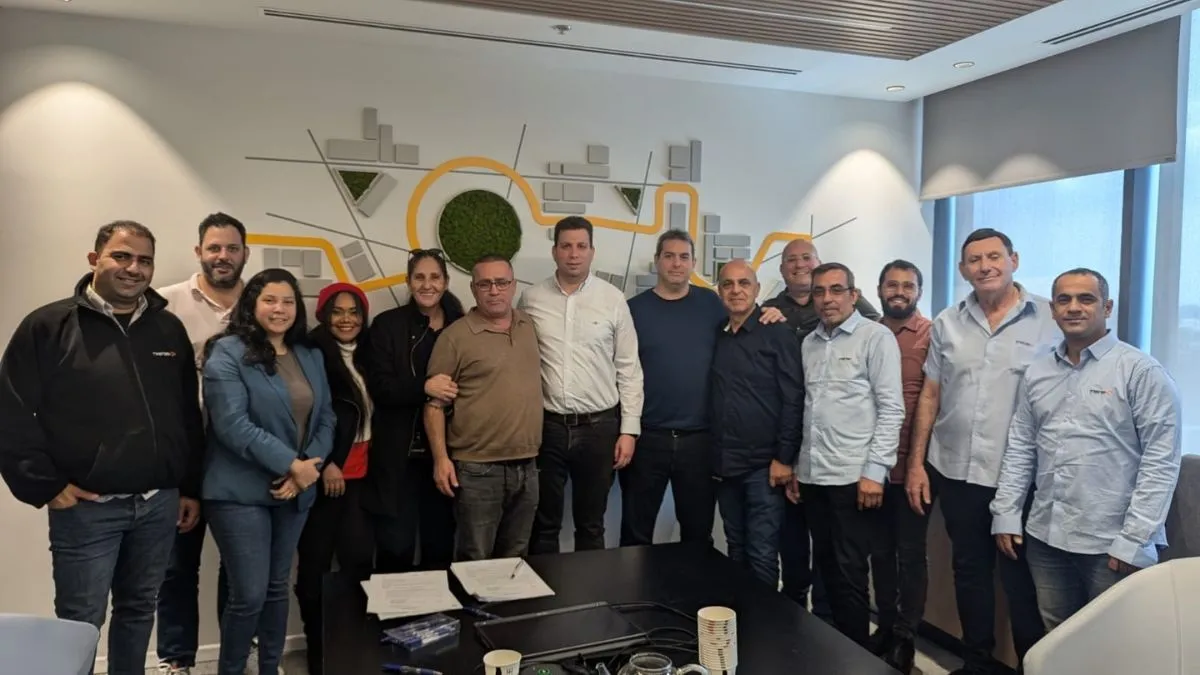מעמד החתימה על ההסכם בחברת מטרופולין