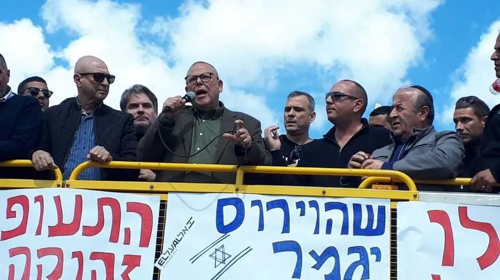 יו״ר ההסתדרות בר דוד בהפגנת עובדי אל על. צריך לקבל החלטות 