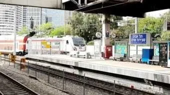 הרכבת נכנסת לתחנת ת״א סבידור