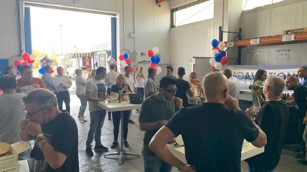 כיבוד בסגנון אמריקאי עם נקניקיות, המבורגרים ובירה