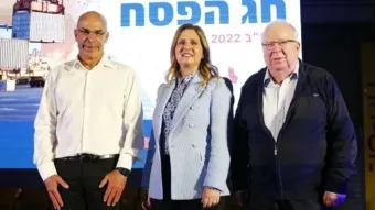 מימין: ד״ר יורם זבה, נשיא לשכת הספנות, אורנה הוזמן בכור, יו״ר נמל אשדוד, ושיקו ז׳אנה, מנכ״ל נמל אשדוד