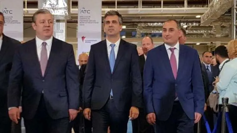 מימין: שר הכלכלה הגאורגי, שר הכלכלה אלי כהן , ראש ממשלת גאורגיה