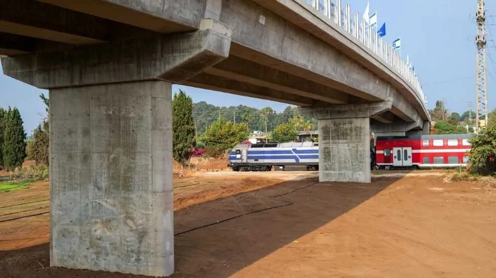 ההפרדה המפלסית. צילום:ואדים לויטן אגף ביצוע רכבת ישראל