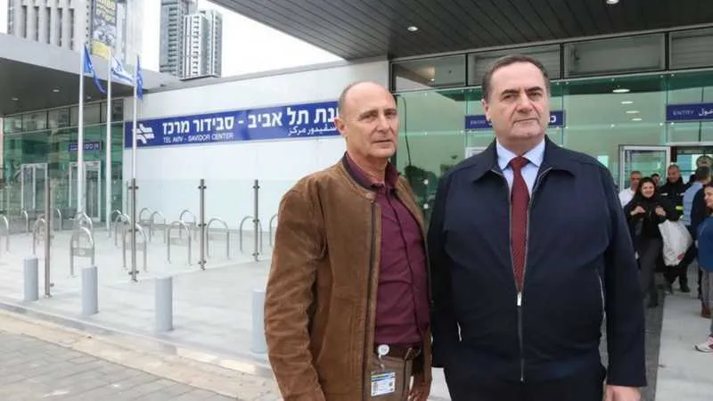 השר כץ ומנכ״ל הרכבת שחר איילון בתחנת סבידור צילום: פז בר 