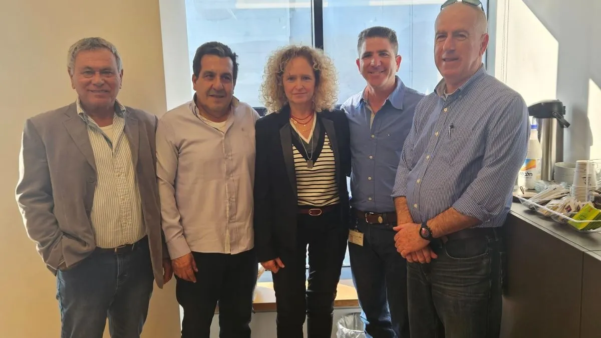 מימין: אייל ברוך, אבי ויינשטיין, לאה בוגץ׳ גנסור, גבי בן הרוש ודוד כוכבא