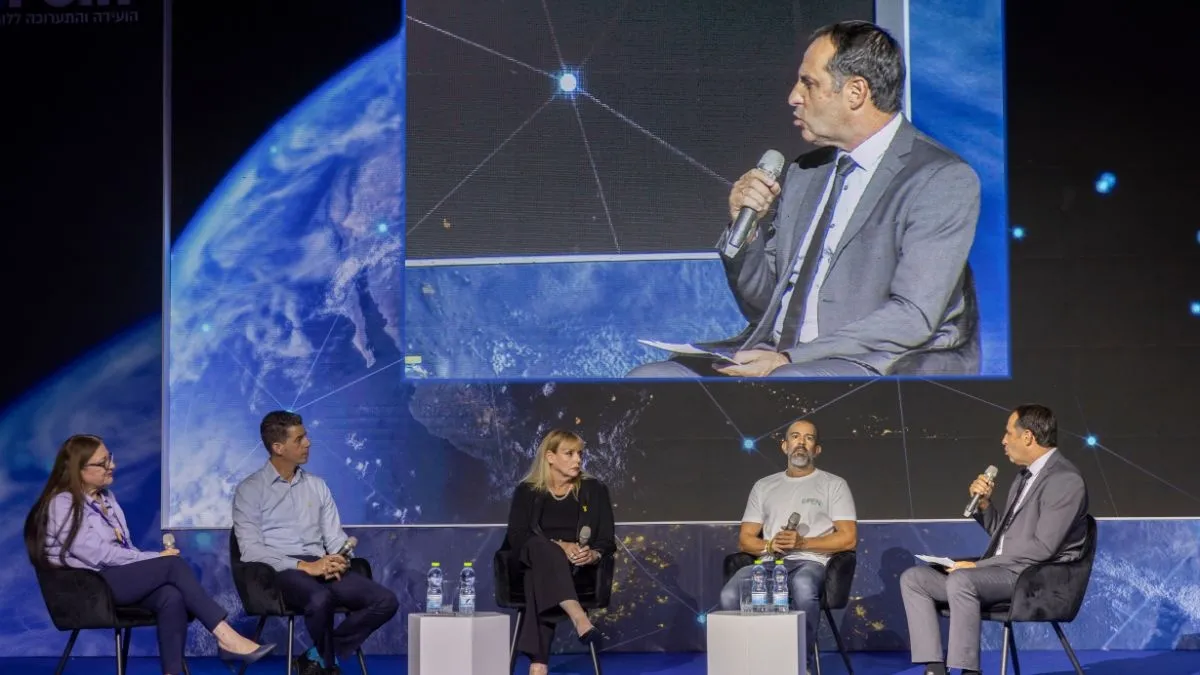 משתתפי הפאנל ״דלת נסגרת דלת נפתחת״ בהנחיית אודי סגל 