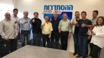 מעמד החתימה על ההסכם בחברת מפעלי תובלה 