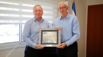 יו״ר דירקטוריון נמל אשדוד שאול שניידר (משמאל) ויו״ר דירקטוריון בנק לאומי ד״ר שמואל בן צבי 