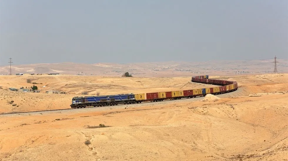 רכבת מטענים משנעת מטענים בנגב. צילום: אוליבר הקמן 