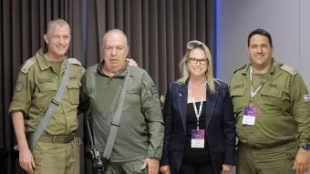מימין: מ׳ המרכז המטכ״לי-לאומי למשרתי המילואים׳ תא״ל (מיל׳) צחי חפץ, עינת זינגר - דן, מובילת ישראל מתגייסת מבית נשיאות המגזר העסקי, דובי אמיתי, יו״ר נשיאות המגזר העסקי, קצין מילואים ראשי, תא״ל בני בן ארי. צילום: עוז שכטר