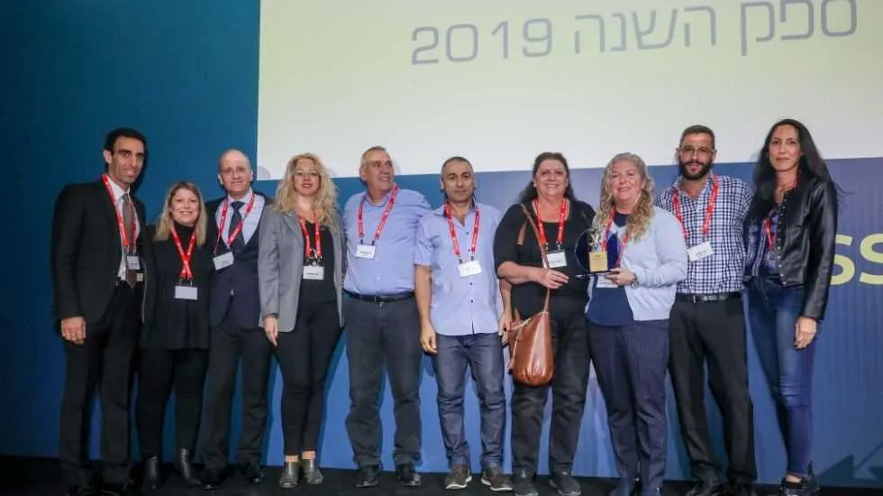נציגי חברת DSV ובהם המנכ״לית סיגל מנהיים קצוביץ׳, מקבלים את הפרס