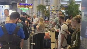 ישראלים שחזרו מקפריסין עולים על רכבת בנתב״ג