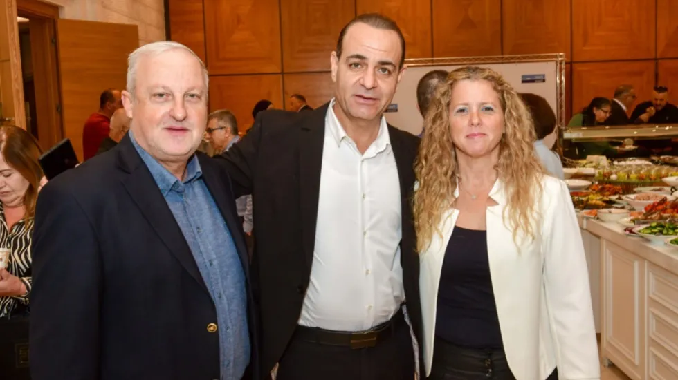 יערה זיו גביש, מונדר מוסא ורו״ח שמוליק וטנשטיין (קרדיט כפיר סיון)