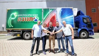 מימין: יניב בר דוד, מנהל מחלקת תחבורה ארצית תנובה, חגי דקל, מנהל חטיבת הרכב הכבד מקבוצת מאיר, שגיא שויפלד סמנכ״ל שרשרת אספקה בתנובה, ורד מאנה מנהלת ׳מאיר ליסינג׳ בקבוצת מאיר ויוסי בן סעדון מנהל מרלוג דן חלב של תנובה. צילום: שלומי יוסף