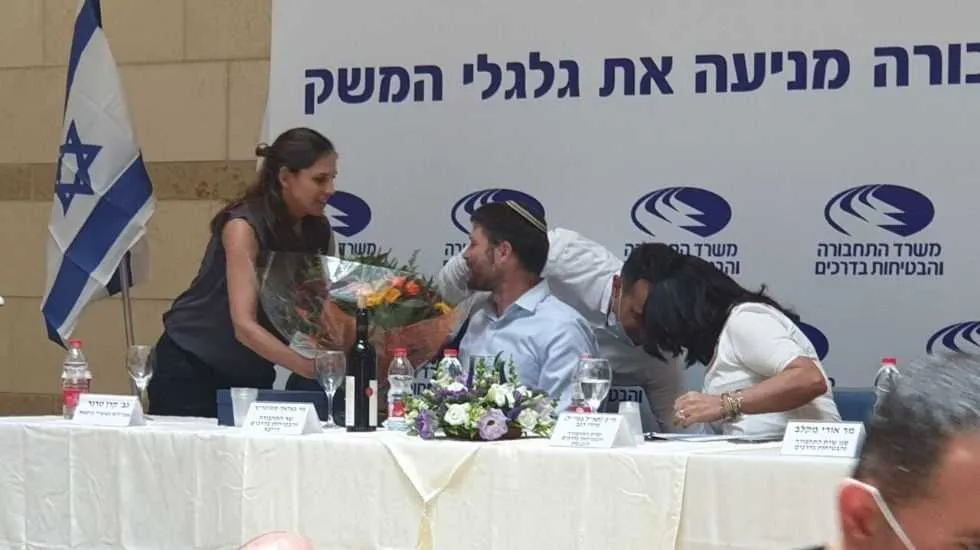סמוטריץ׳ מקבל פרחים מקרן טרנר-אייל