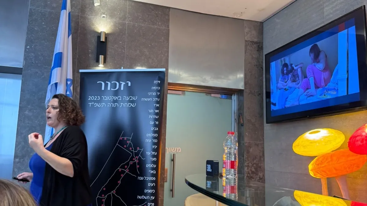 עמית לוגיסטיקה ציינה את ה-7 באוקטובר בהרצאתה של שורדת נירים אלמוג חולות