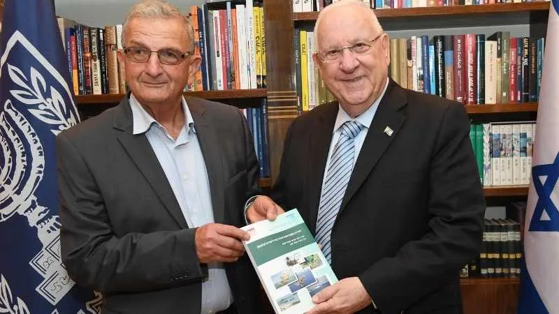ד״ר שאול חורב מעניק את הדו״ח לנשיא המדינה, ראובן ריבלין
