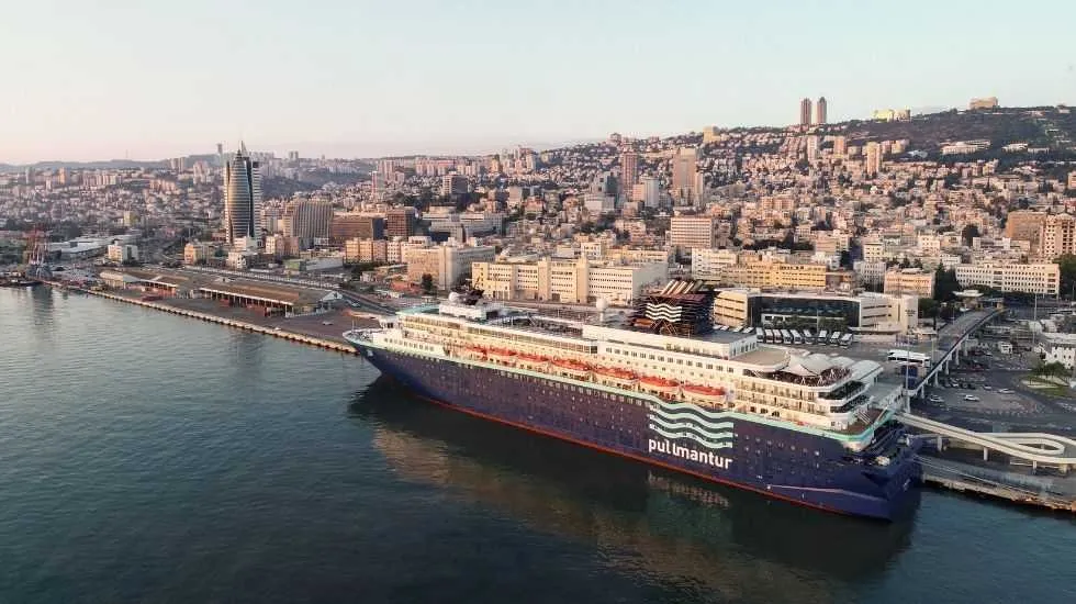 אניית הנוסעים Horizon בנמל חיפה. תיירים דוברי ספרדית 
