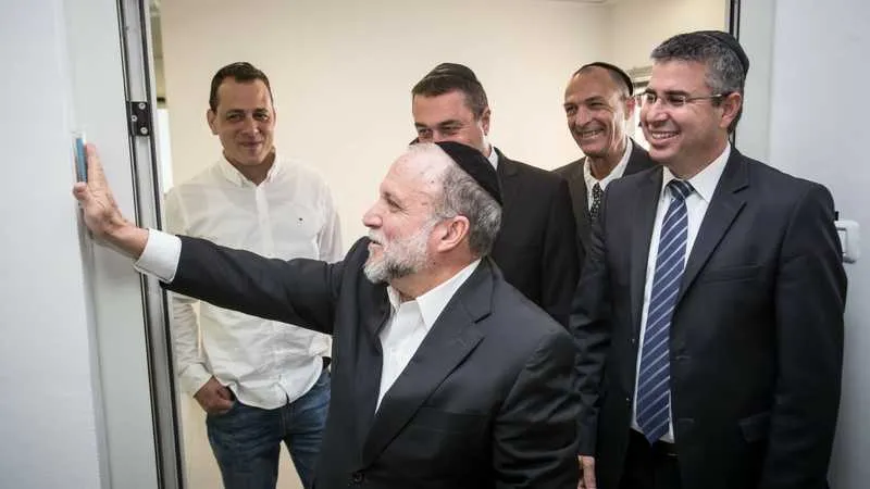 חנוכת המשקף, הבוקר במעבר אלנבי 