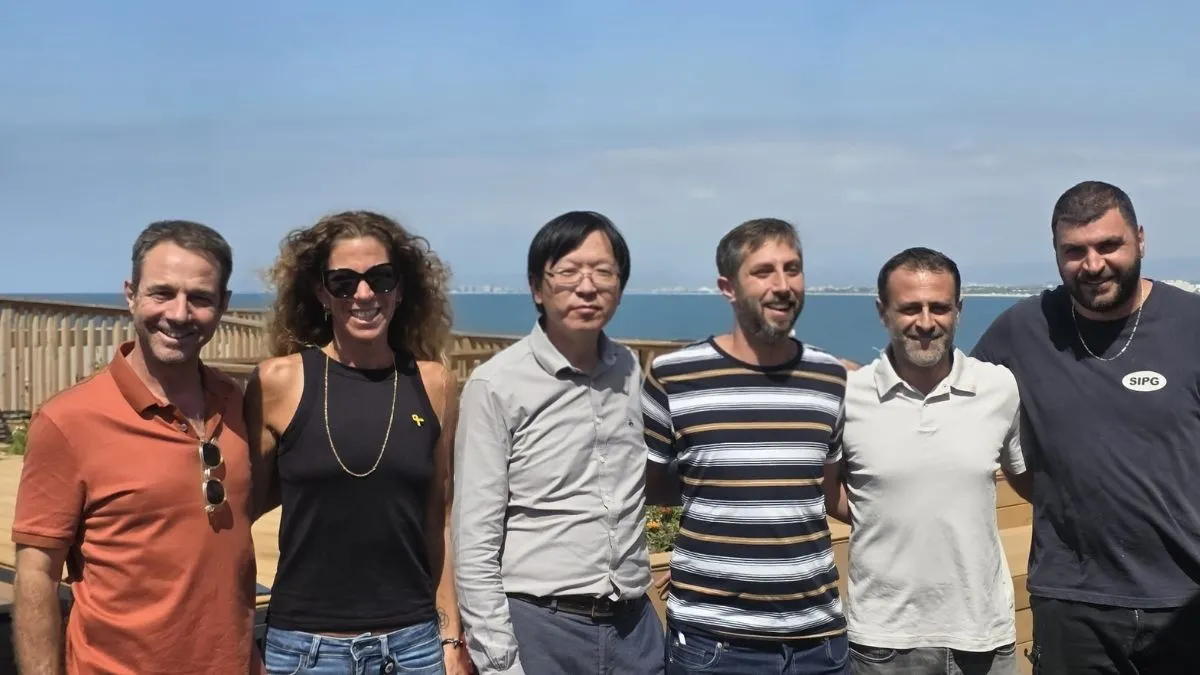 מימין: וואסף כיוף, חבר וועד עובדי נמל המפרץ, טל גולדשטיין, סמנכ״ל משאבי אנוש, תום וינקור, חבר בוועד עובדי נמל המפרץ, מיהאו ציאנג, מנכ״ל הנמל, נועה פורת משעלי, מנהלת משאבי אנוש, ויואב צוקרמן, משנה למנכ״ל נמל המפרץ