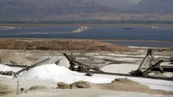 בריכות אידוי ומתקני הפקה ושינוע אשלג. צילום: ויקיפדיה/ מעלה היצירה Ranbar 