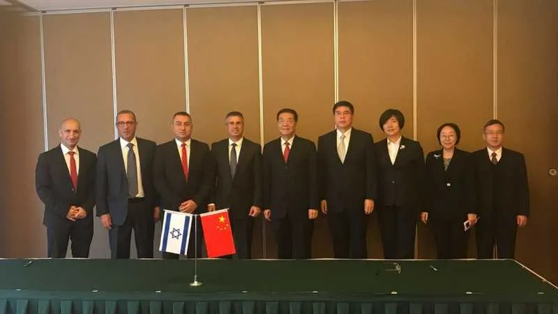 משה אשר, אבי ארדיטי, צבי חפץ ואורי כליף לצד הצוות הסיני
