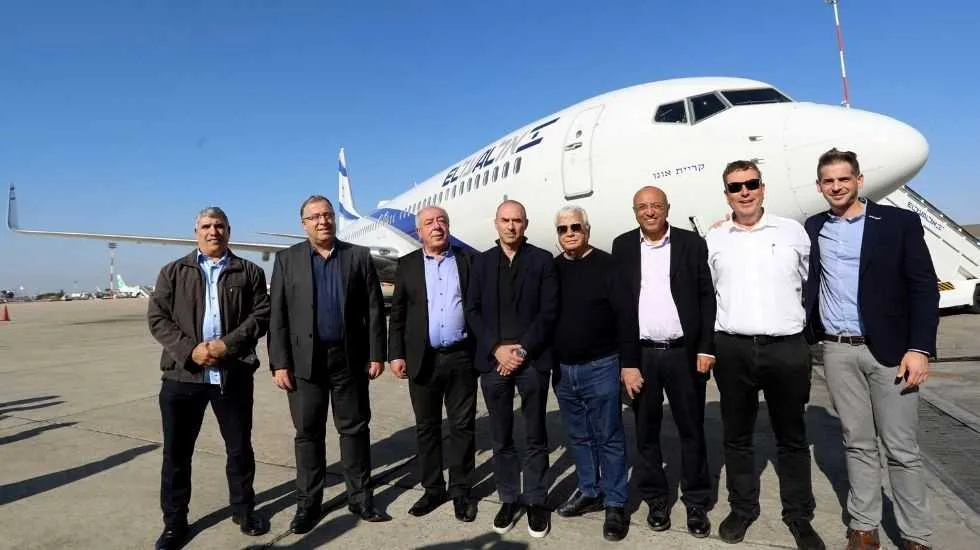 מימין: מיקי שטרסבורגר, ישראל גל, אבירם דהרי, חיים צורי, גונן אוסישקין, דוד אבן צור, אלי דוקורסקי, ואליהו זוהר, על רקע מטוס הבואינג 737-900