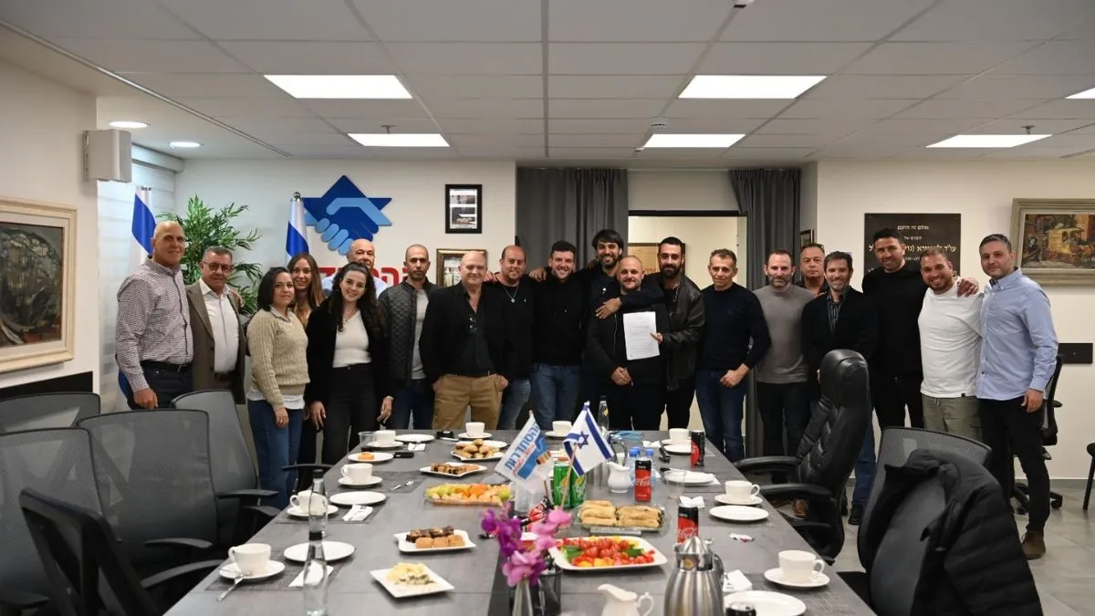 מעמד חתימת ההסכם בחברה לתעבורה ימית חיפה