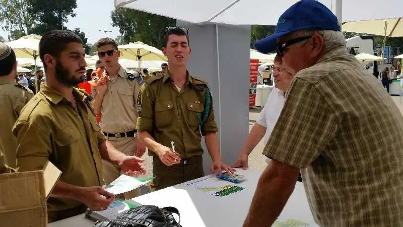 כנס תעסקה של מועצת המובילים עבור חיילים משוחררים. תמונת ארכיון 