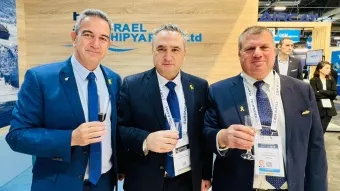 מימין: מנכ״ל מספנות ישראל איתן צוקר, שגריר ישראל בצרפת יהושע ל. זרקא ונשיא התאחדות התעשיינים, ד״ר רון תומר