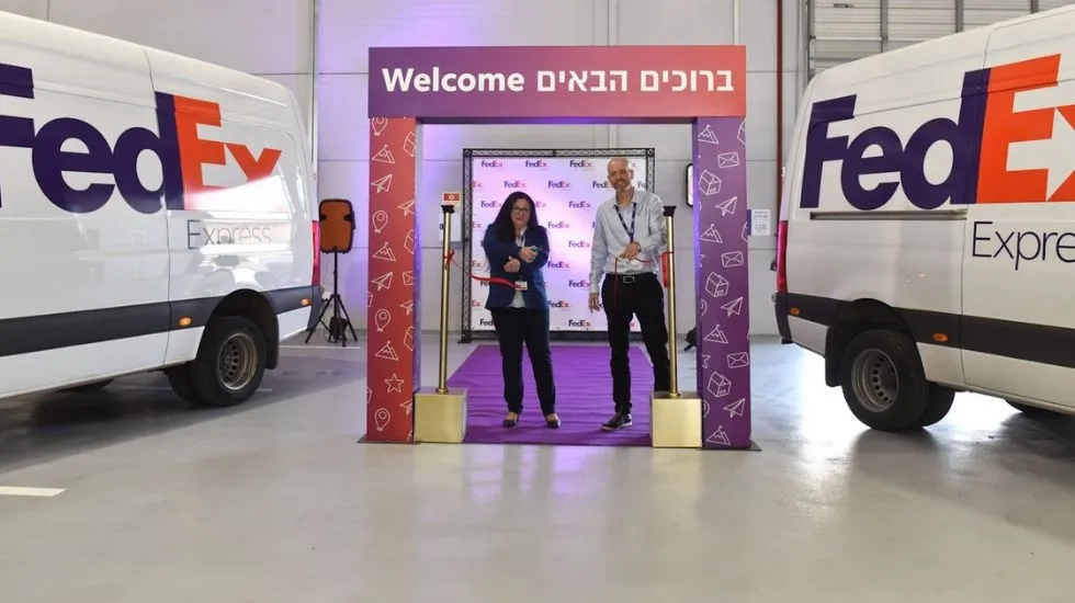 צביקה הברמן, סמנכ״ל תפעול פדקס ישראל, ומרים צור, מנכ״לית פדקס ישראל. צילום: יוהאן שגב