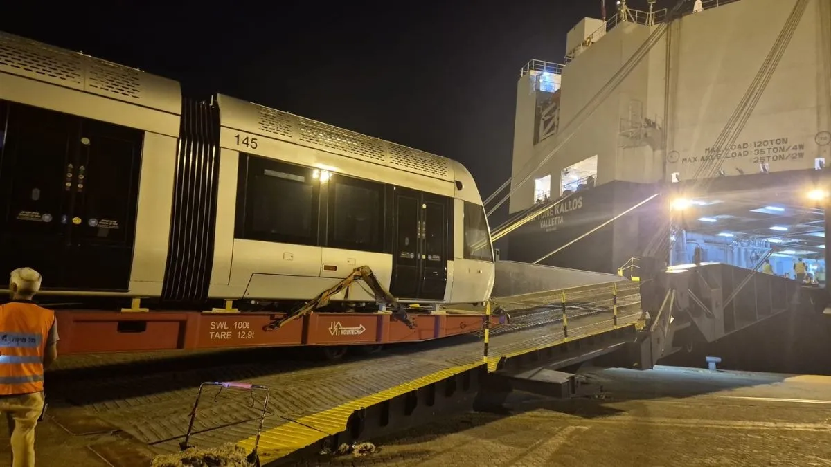 הקרונות הראשונים של הקו הסגול הגיעו לנמל חיפה