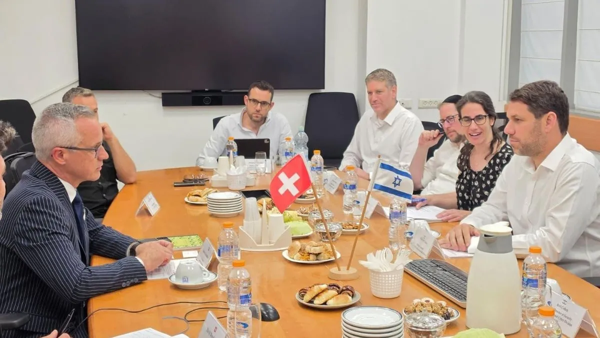 מנכ״ל משרד התחבורה נפגש עם שגריר שוויץ בישראל