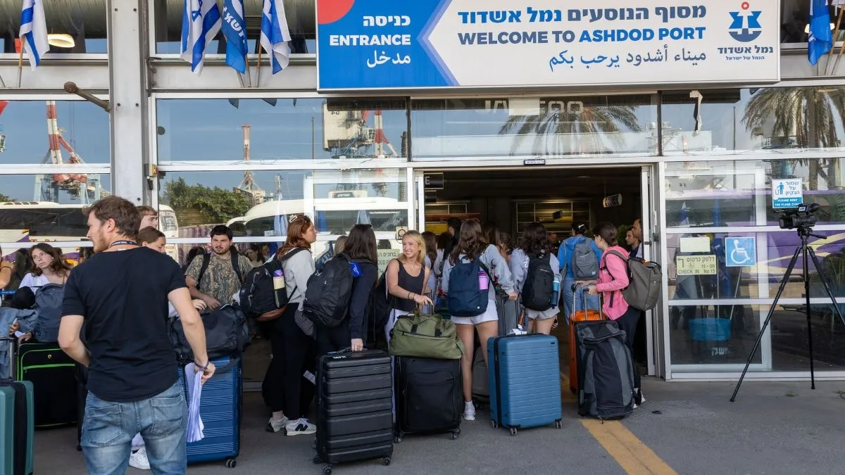 משתתפי תכנית תגלית בדרכם לקפריסין. צילום: ארז עוזיר - באדיבות תגלית 