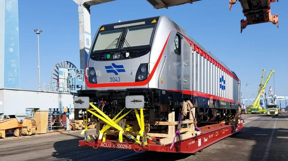 קטרים חשמליים חדשים נפרקו בנמל חיפה. צילום: אנדריי מיגולניה, משה יחזקאל