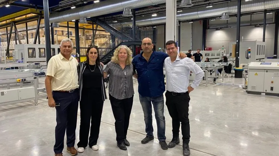 מימין:אלירן בוזגלו, מנהל מרלוג DSV שרלי בסנינו - סמנכ״ל לוגיסטיקה אפולו סיגל מנהיים קצוביץ, מנכלית DSV עו"ד רותם ורשה - יועצת משפטית חברת אפולו אלברט מוריס, סמנכ״ל לוגיסטיקה DSV