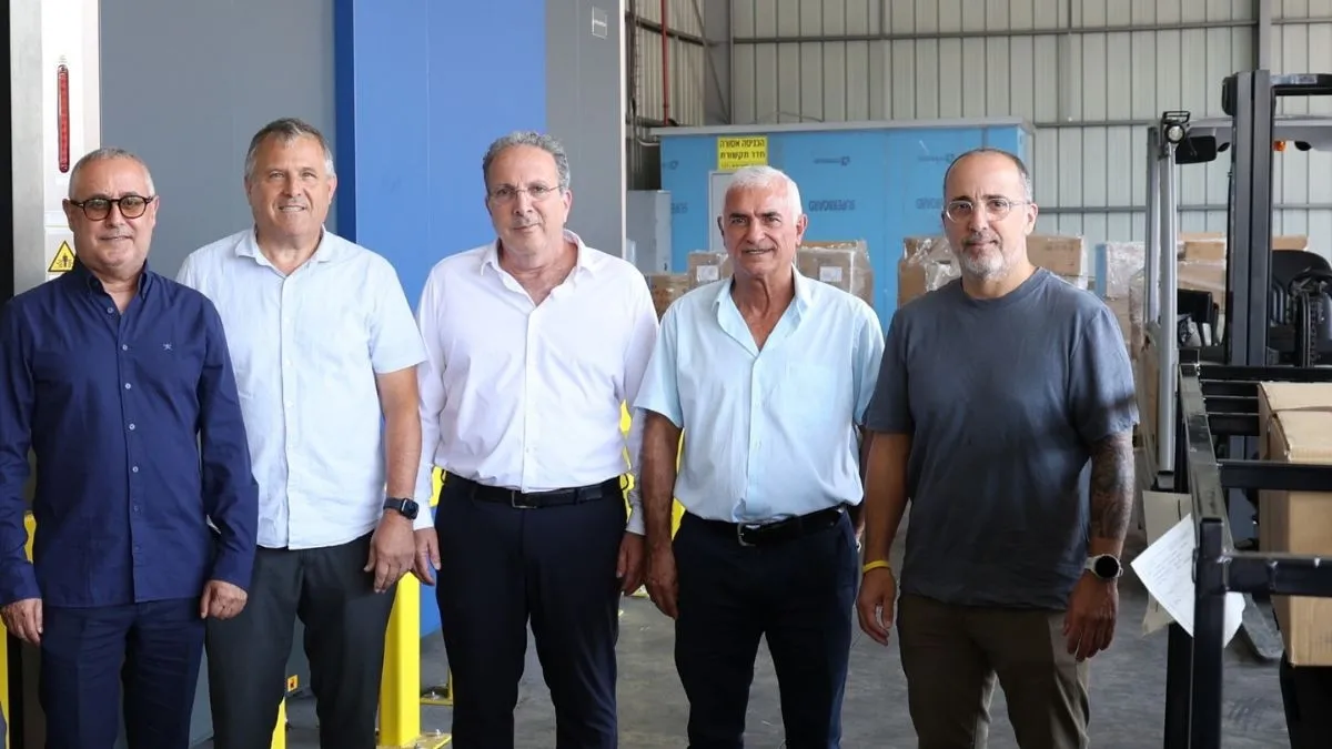 מימין: דני אלאלוף, המנהל המסחרי של קבוצת אלאלוף, ניסים איבגי, מנהל משקף ובדיקות מכס, נתן אלאלוף, נשיא ויו״ר קבוצת אלאלוף, עודד נצר, מנהל מכס אשדוד, וגבי כנפו, מנכ״ל קבוצת 207