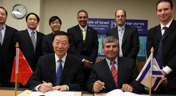 השר שלום שמחון ולואו ג'ה ג'ון. צילום: ששון תירם