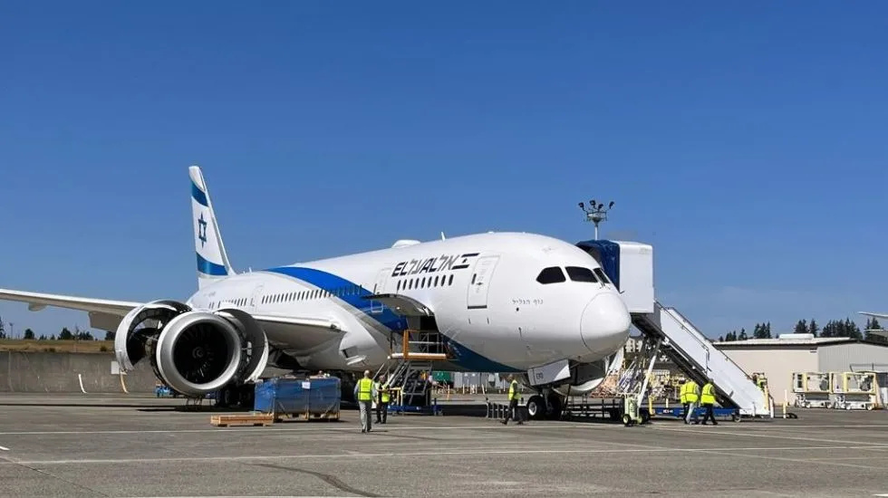 מטוס הדרימליינר מתכונן להמראה מסיאטל לישראל