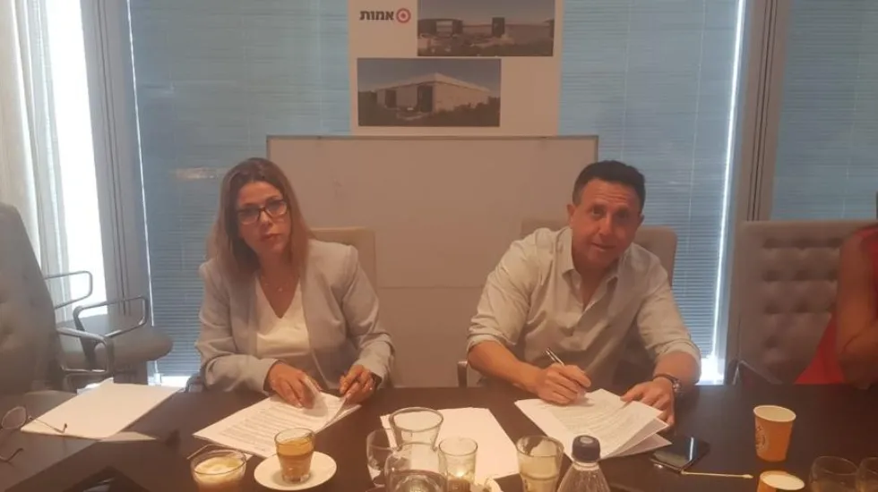 זאב מנצור, מנכ״ל לוגיסטיקר, ודפנה כהן, סמנכ״לית כספים בממן, חותמים על העיסקה 