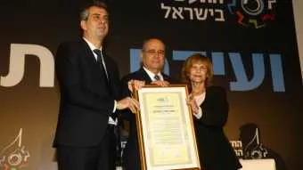 חסיה ורטהיים מקבלת את הפרס. צילום: ספי שילה