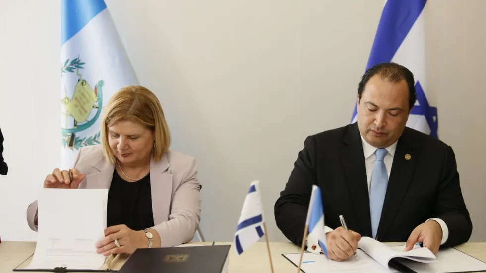 שרת הכלכלה והתעשייה אורנה ברביבאי ועמיתה, שר החוץ של גוואטמלה, ריו אדולפו בוקארו פלורס
