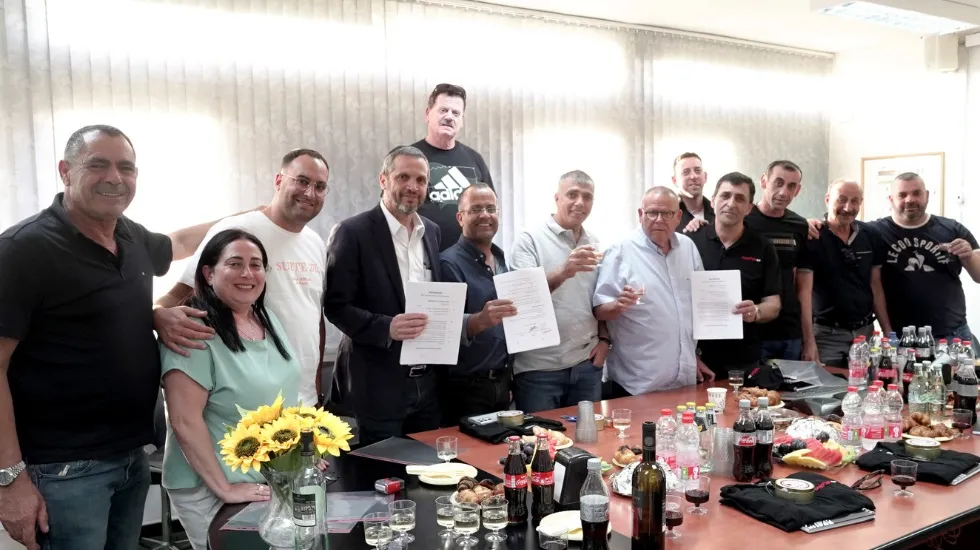 מעמד חתימת ההסכם בחברת צמיגי אליאנס