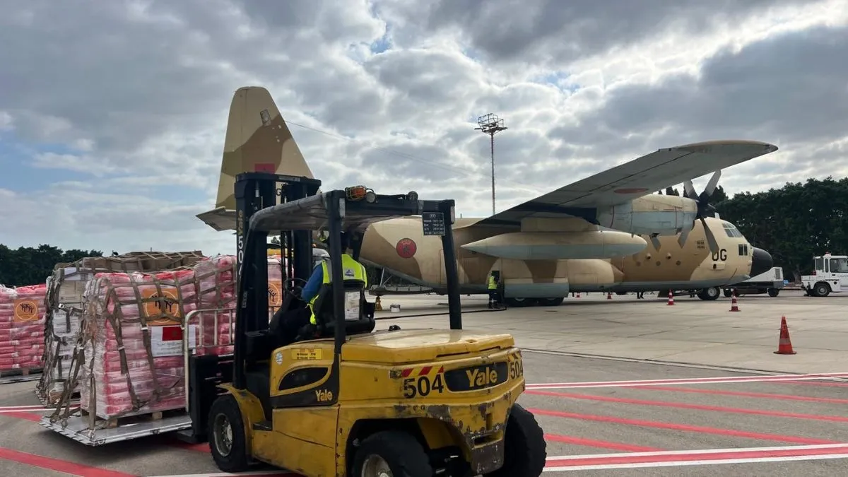 בתמונה: עובדי מסוף המטענים ממן פורקים את מטוס התובלה של חיל האוויר המרוקאי. צילום מסוף ממן