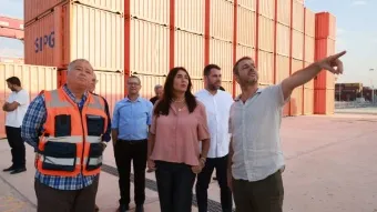 משנה למנכ"ל הנמל יואב צוקרמן מסביר על היערכות לפריקת חומרים מסוכנים, השרה רגב ואיציק שריטי, מנהל הבטחון, הבטיחות והגנת הסביבה בנמל המפרץ