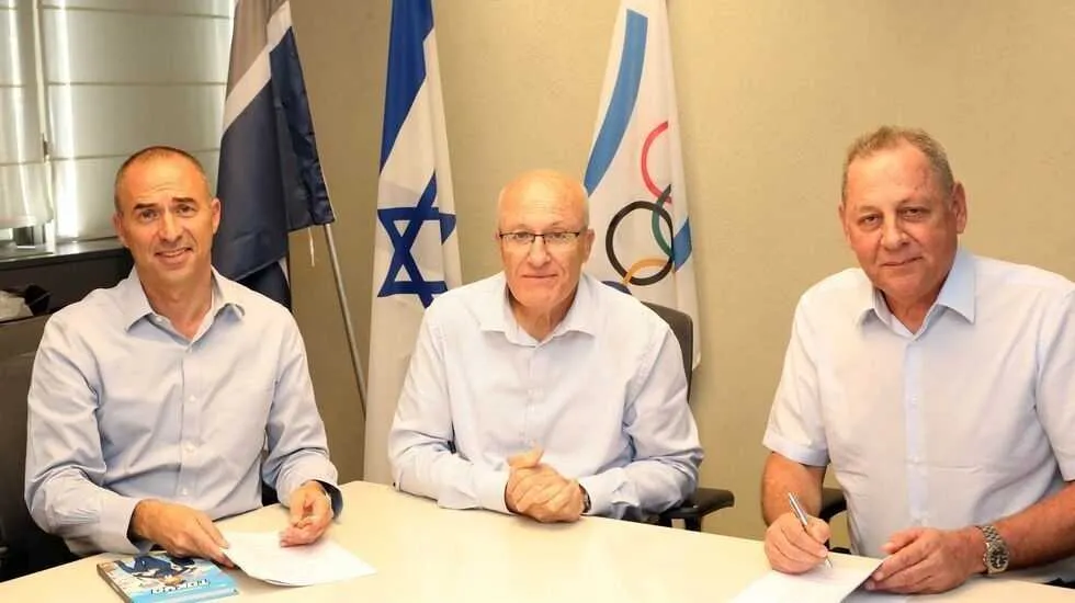 יגאל כרמי, אלי דפס וגונן אוסישקין במועד חתימת ההסכם