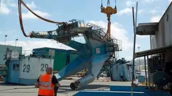 עגורני הבום הוותיקים בהליך הפירוק. למעלה מ-40 שנה