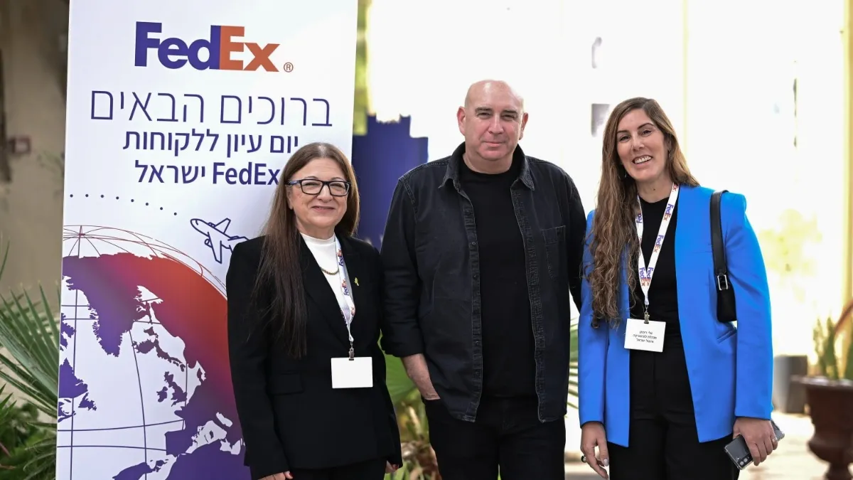 משמאל לימין: מרים צור, ניר דבורי, טלי רוכמן