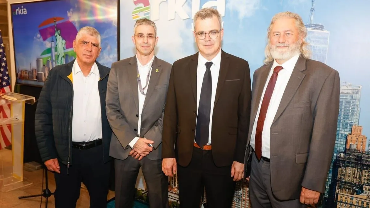 מימין: לארי ממט, עוז ברלוביץ׳, שרון קדמי ושמואל זכאי באירוע השקת טיסת הבכורה של ארקיע לניו יורק
