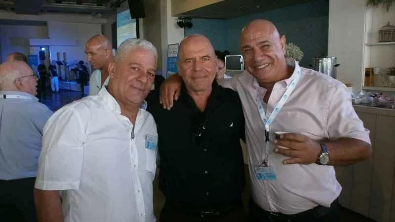 משמאל: פיני סבח, מנדי זלצמן ודודי בסון